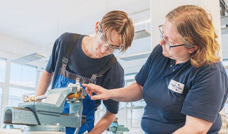 Ausbildung in der Chemie: Wie FUCHS LUBRICANTS den Nachwuchs fördert